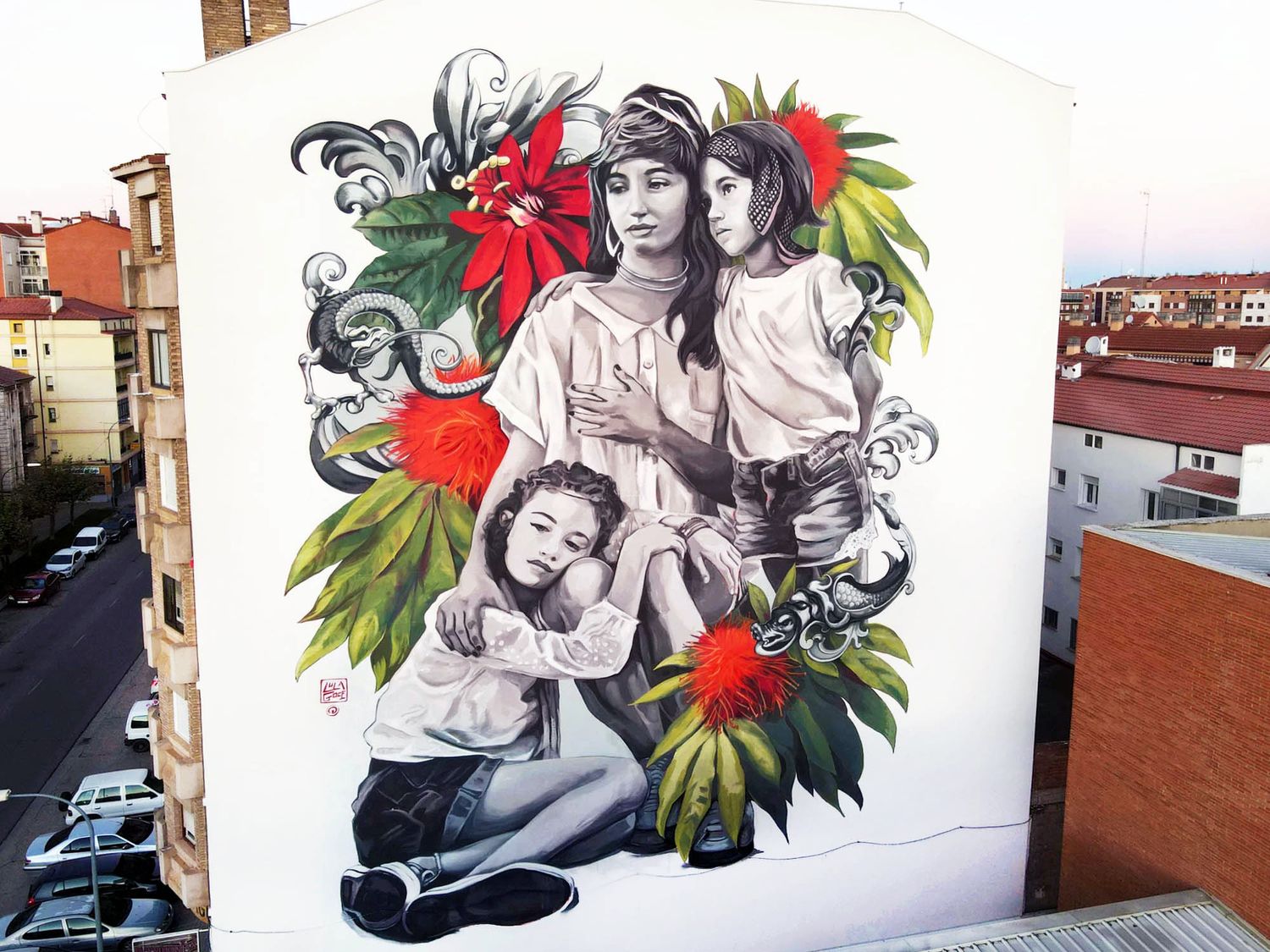 La fresque murale de Lula Goce représentant une famille a été réalisée à côté du centre de santé nord d'Aranda de Duero pour sensibiliser les habitants à la lutte contre le cancer du sein (©Lula Goce).