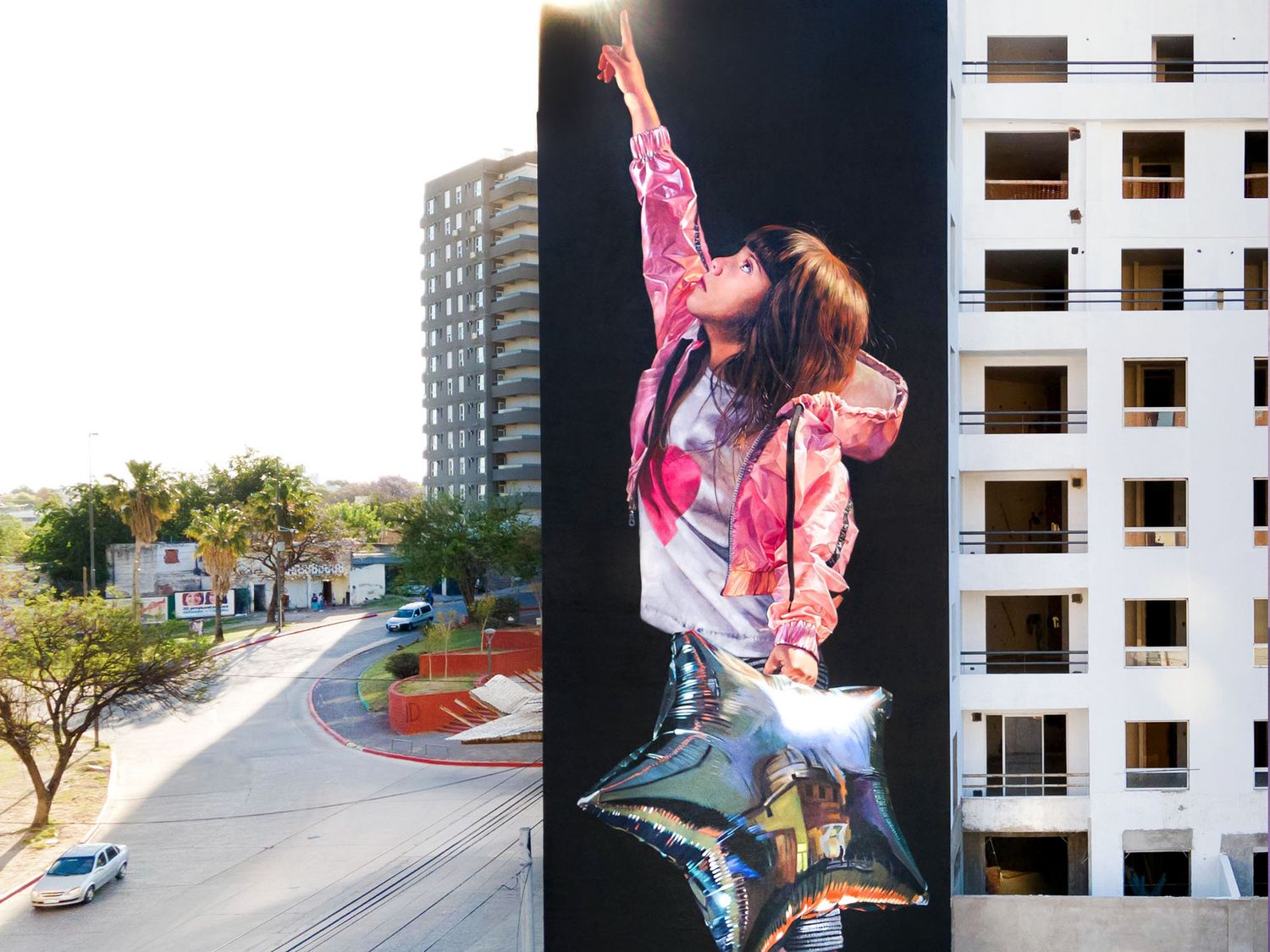 This mural named "Olivia looks at the sky" was made to remind us that the Astronomical Center of Córdoba was founded 150 years ago, from which the district gets its name (©Joaquin Caba).
