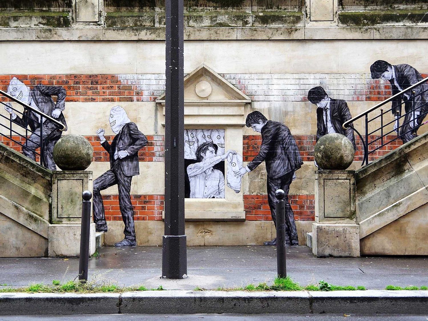 Avec le pochoir, le collage est une des techniques les plus utilisés aujourd’hui par les artistes urbains à l’image de Levalet qui créé de véritables scènes dans les rues avec son personnage (©Levalet).