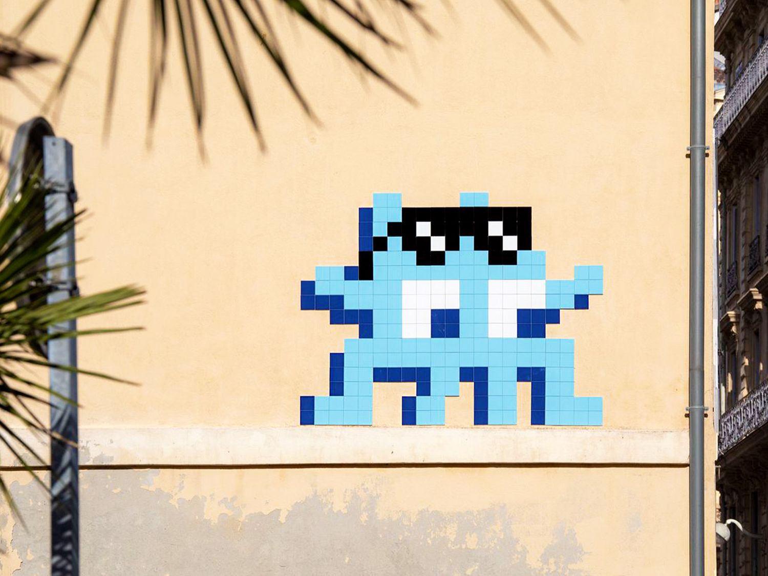 Spearhead of this artistic practice and undisputed leader, the artist Invader has been making his mark since the 1990s with his mosaics and inspiring other artists as well (©Invader).