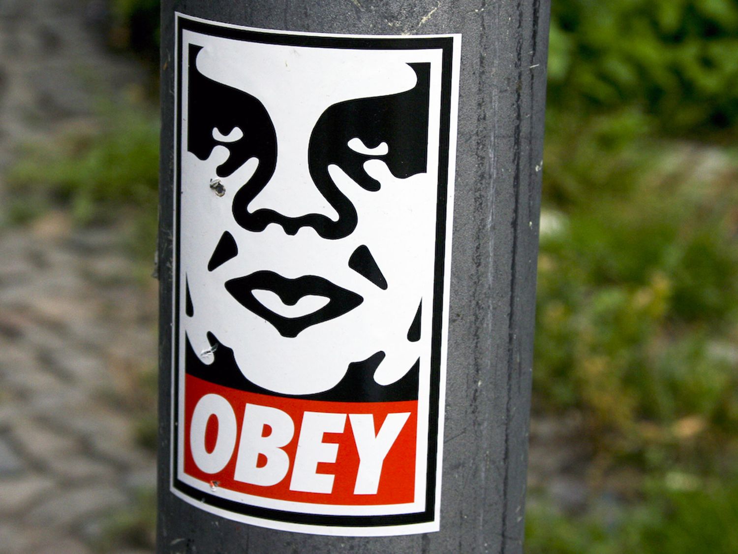 Facile à transporter et rapide à coller, les stickers sont notamment la spécialité de l'artiste Shepard Fairey alias Obey qui en a collé plus d’un million sur les murs des villes du monde entier et qui continue!